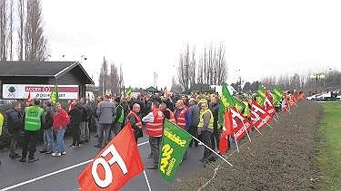 Illustration - ouvriers et gilets jaunes ensemble