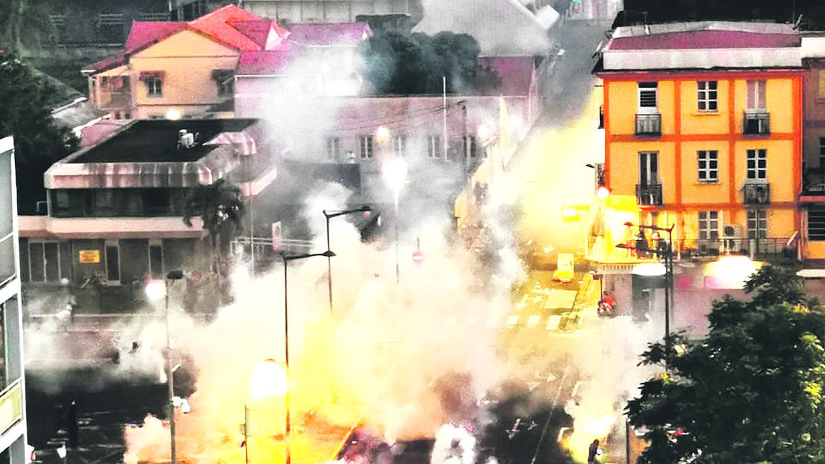 Illustration - révolte des jeunes contre les gendarmes coloniaux