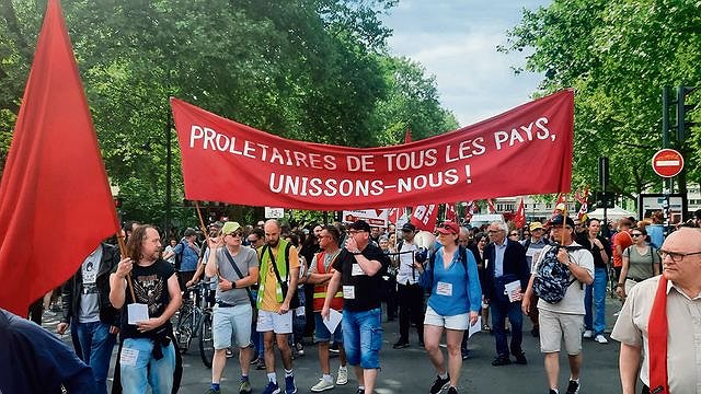 Illustration - les travailleurs doivent montrer leur force